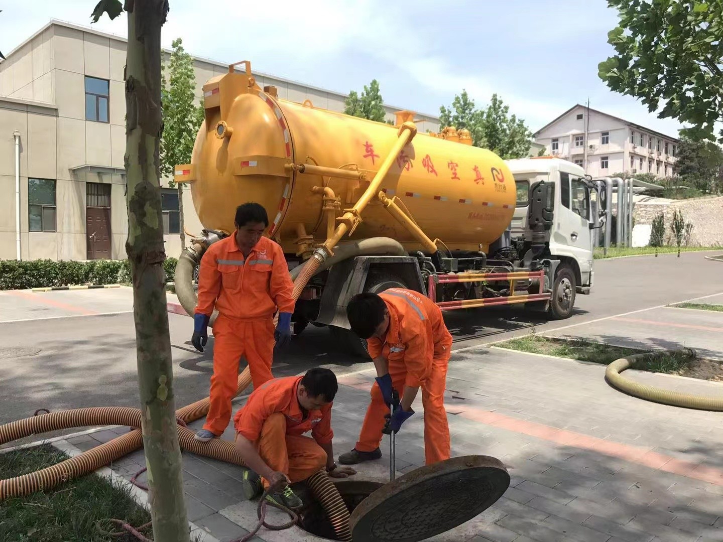 尖山管道疏通车停在窨井附近