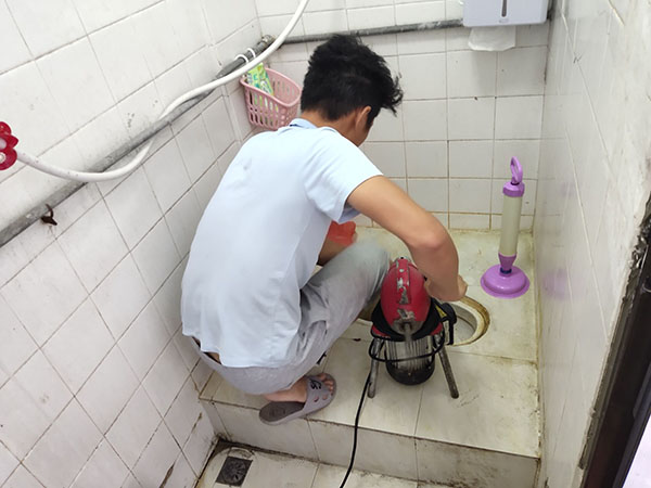 尖山管道堵塞冒臭气 专业师傅现场解决问题