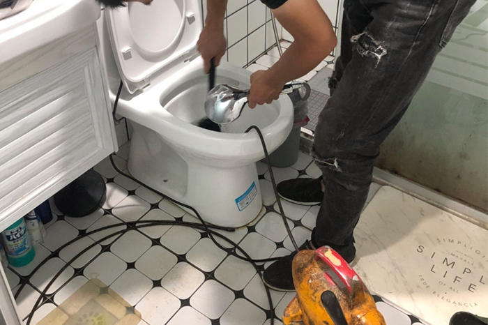 尖山马桶堵塞自己疏通还是找师傅?专业上门服务让你省时更省心